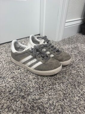 Boys Adidas Kids Gazelle Suede Sneakers in Gray and White